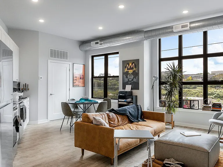 The Bentley Apartments — Photo 5