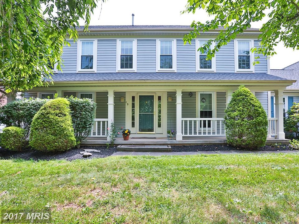 beautiful colonial w tranquil front porch