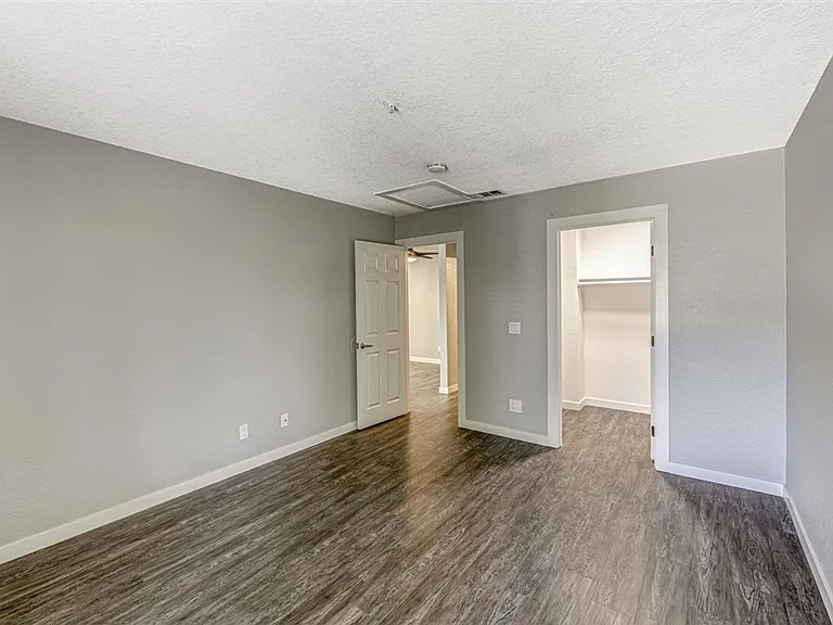 River House Apartments — Photo 13
