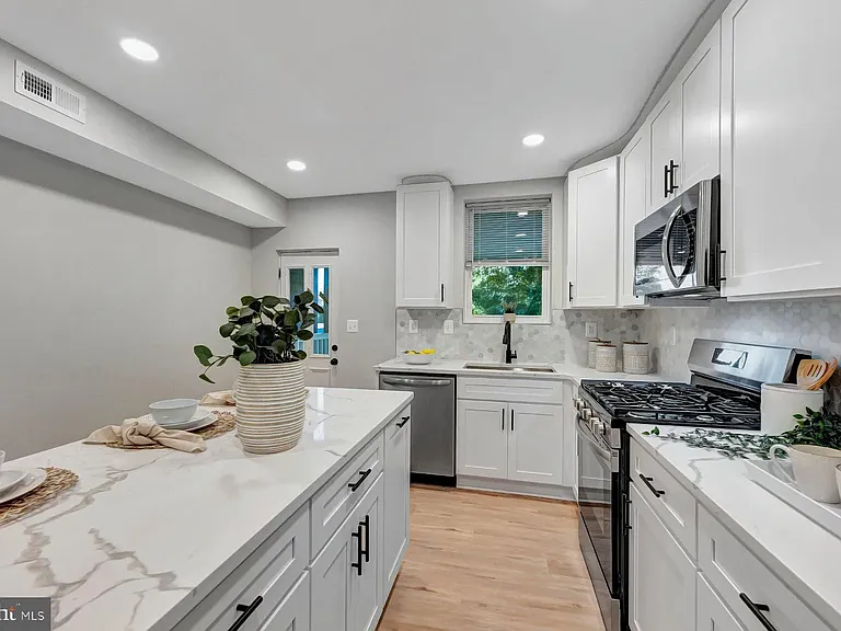 3152 Remington Ave — Photo 11