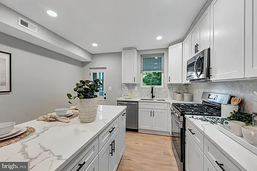 3152 Remington Ave Photo 1