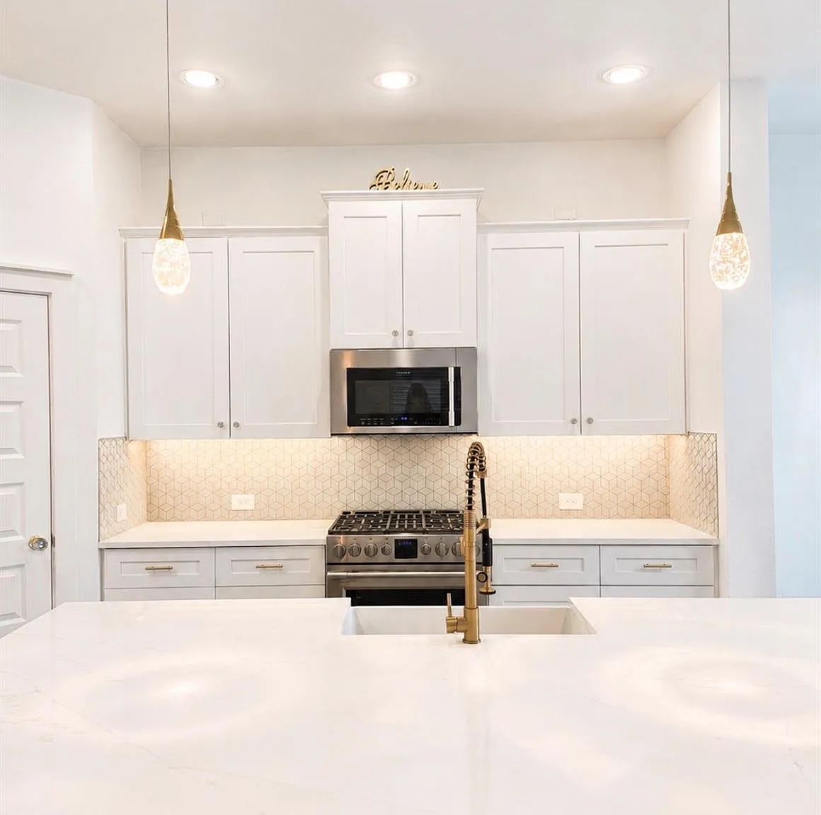 3 bed, 2.5 bath, 1961 sqft, $3,290 — Photo 2
