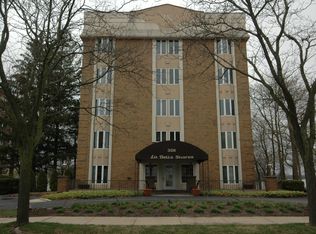 326 N Lake Rd, Oconomowoc, WI 53066