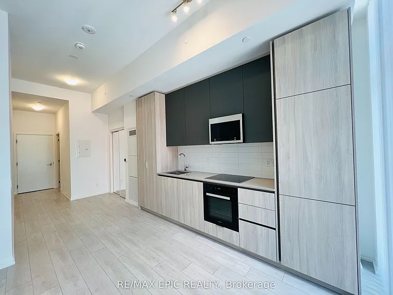 400 King St W #902 — Photo 3