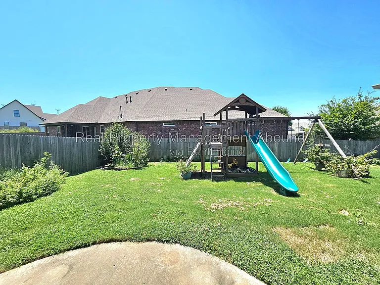 809 W Granger St — Photo 42