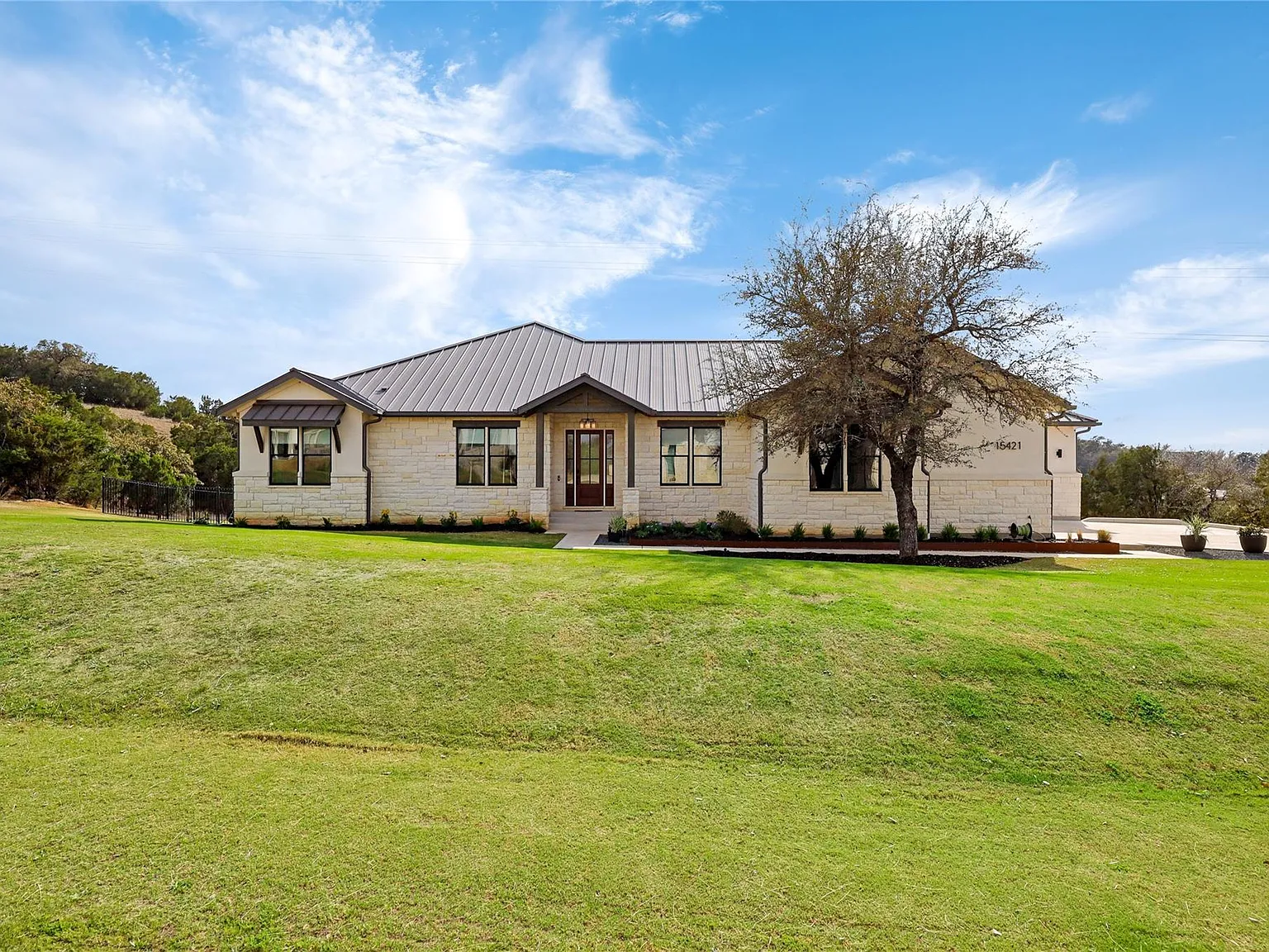 5 bed, 4.5 bath, 5841 sqft, $8,500 — Photo 2
