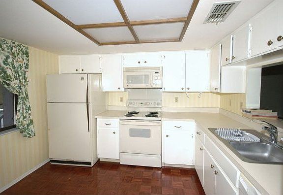 Eat-in Kitchen