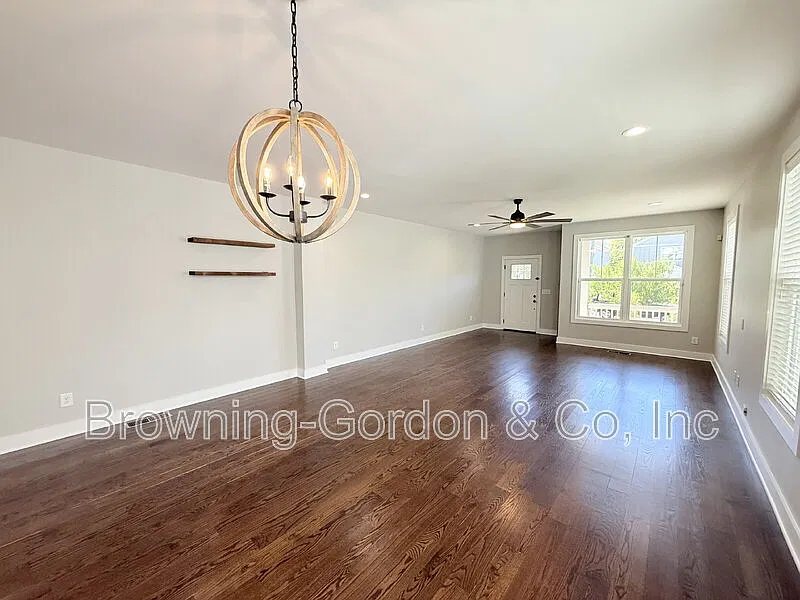 3 bed, 2.5 bath, 2500 sqft, $3,500 — Photo 4