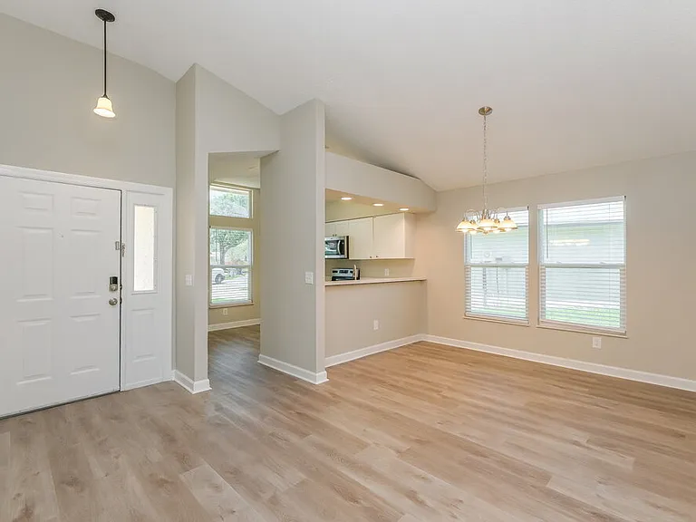 10243 Allenwood Dr — Photo 6