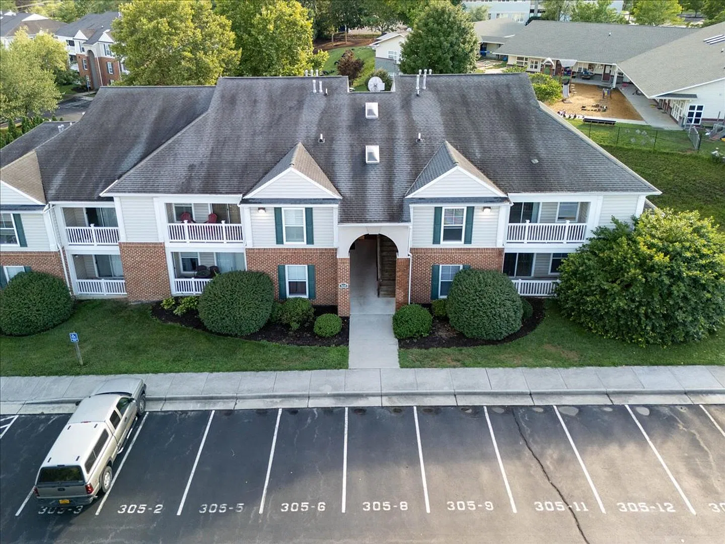 Spacious Condo in Knollwood Pool, Gym and Clubhouse Access! — Photo 4