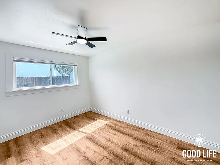 729-731 Reef Dr — Photo 17