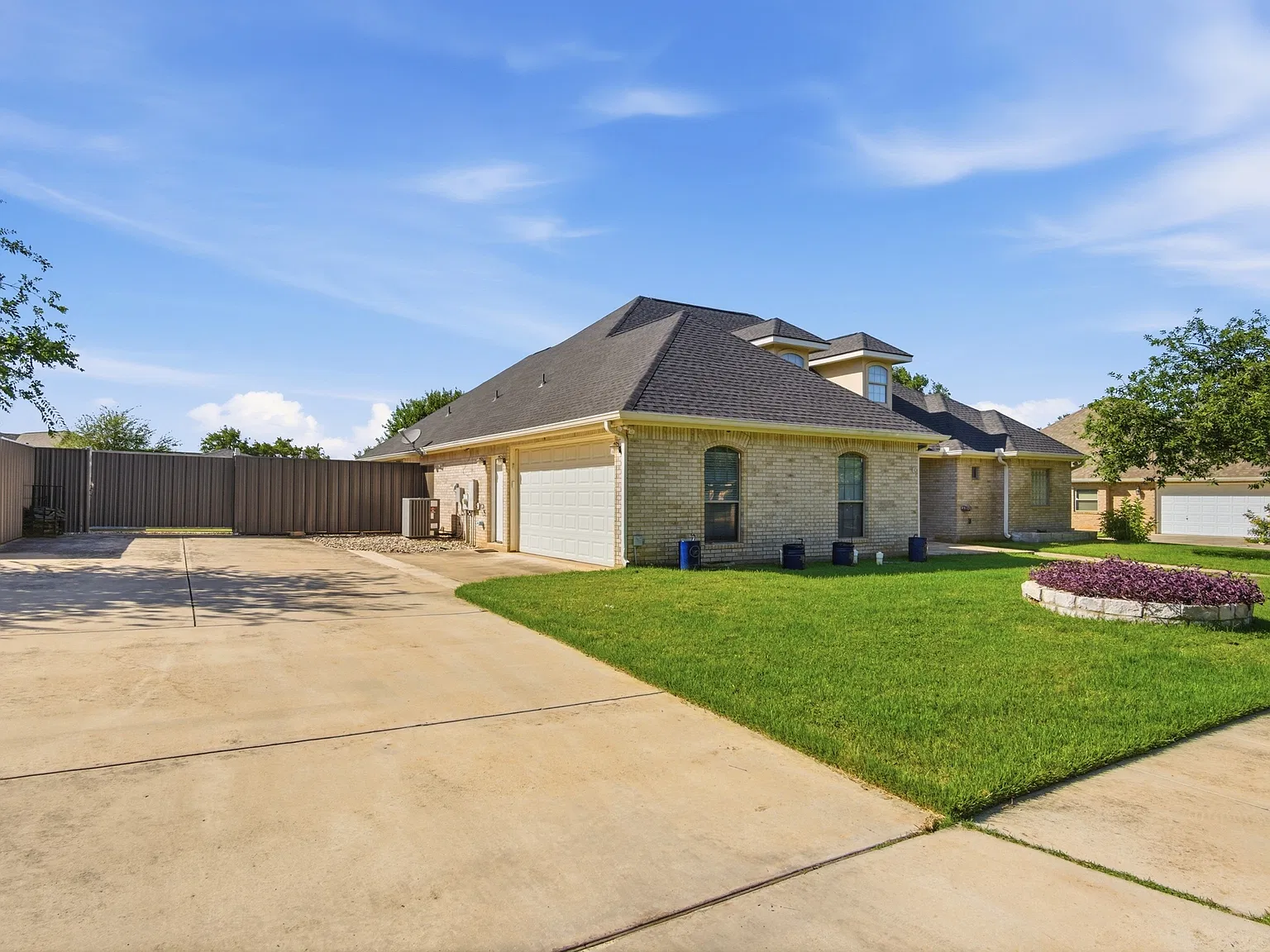 Spacious 3-Bed Beauty with Fireplace, Fenced Yard, and Garage in La Vernia — Photo 2
