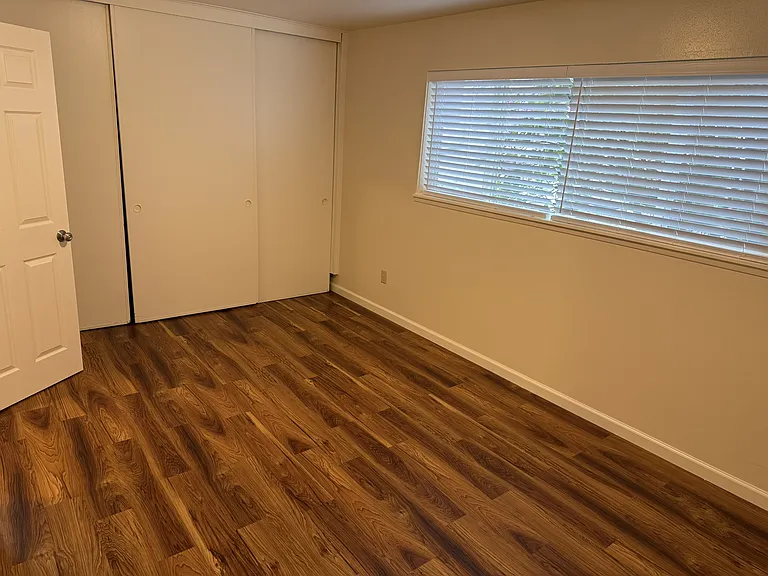 4760 22nd Ave NE #10 — Photo 8