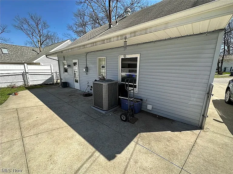 1942 Tudor St — Photo 11