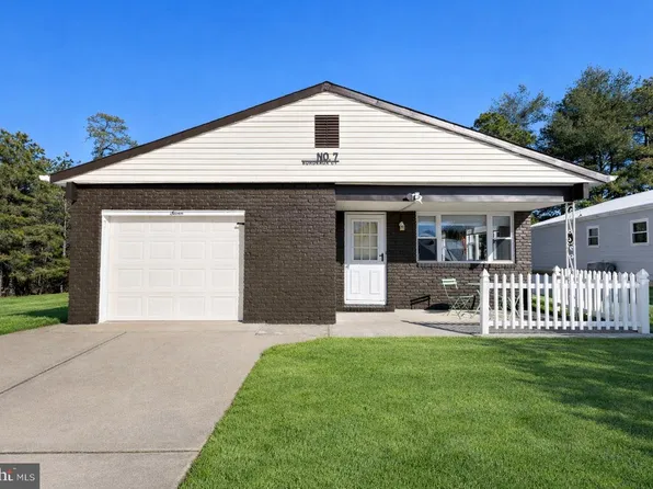 7 Bordeaux Ct, Toms River, NJ 08757