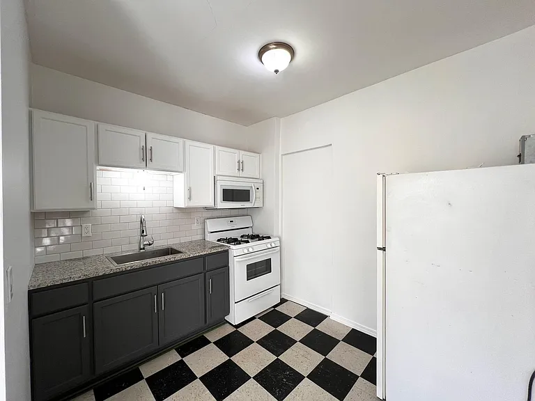 417 S Madison Ave #C — Photo 2