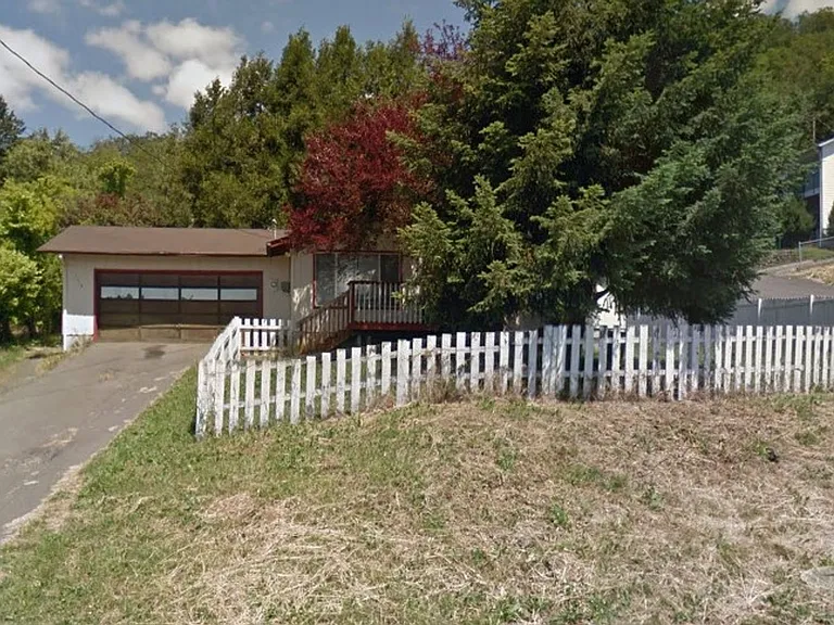 1113 NE Grandview Dr — Photo 1