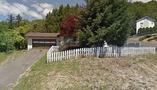 1113 NE Grandview Dr Photo 1