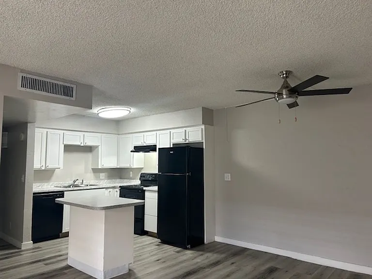 Waters Edge Apartments — Photo 41