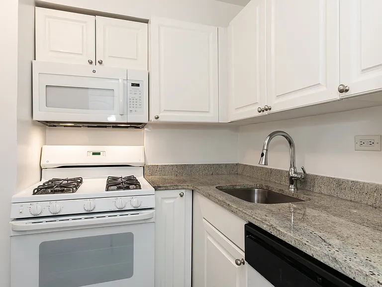 340 E 51st St #4K — Photo 4