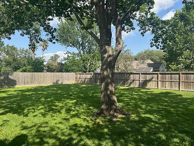 4 bed, 2000 sqft, $2,300 — Photo 2