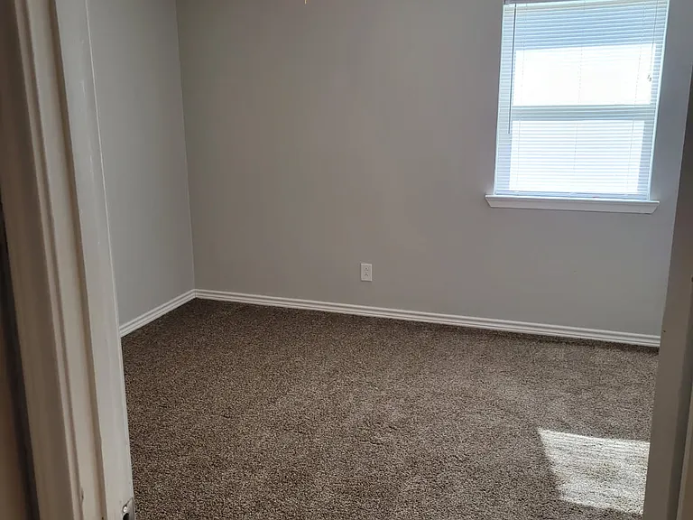 1107 W Cornelia Ave — Photo 9