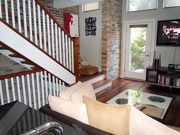 3rd image of 910 W Diversey Pkwy APT B