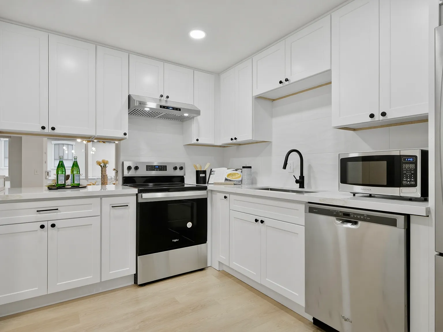 3 bed, 1300 sqft, $3,950 — Photo 2
