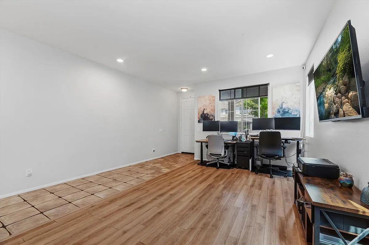 4 bed, 2478 sqft, $4,100 — Photo 4