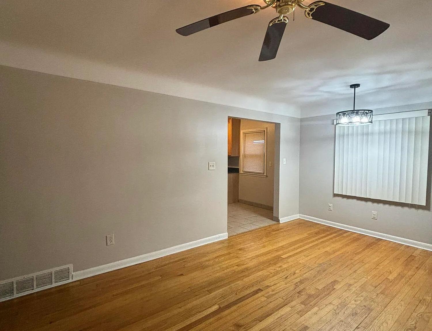 3 bed, 2.0 bath, 1281 sqft, $2,200 — Photo 3