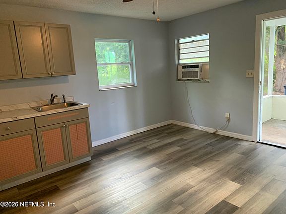 4th image of 904 BURNEY Lane