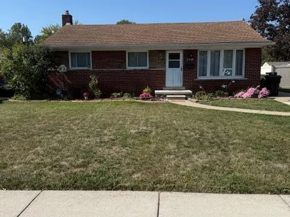 2490 Pinetree Dr, Trenton, MI 48183