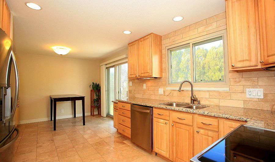 2nd image of 995 Autumn Hills Dr