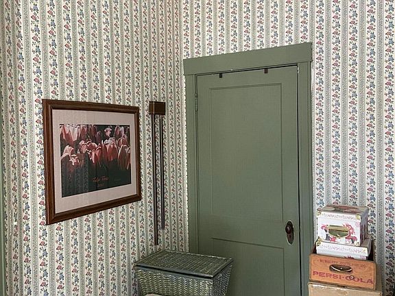 5th image of 512 Saint James Pl