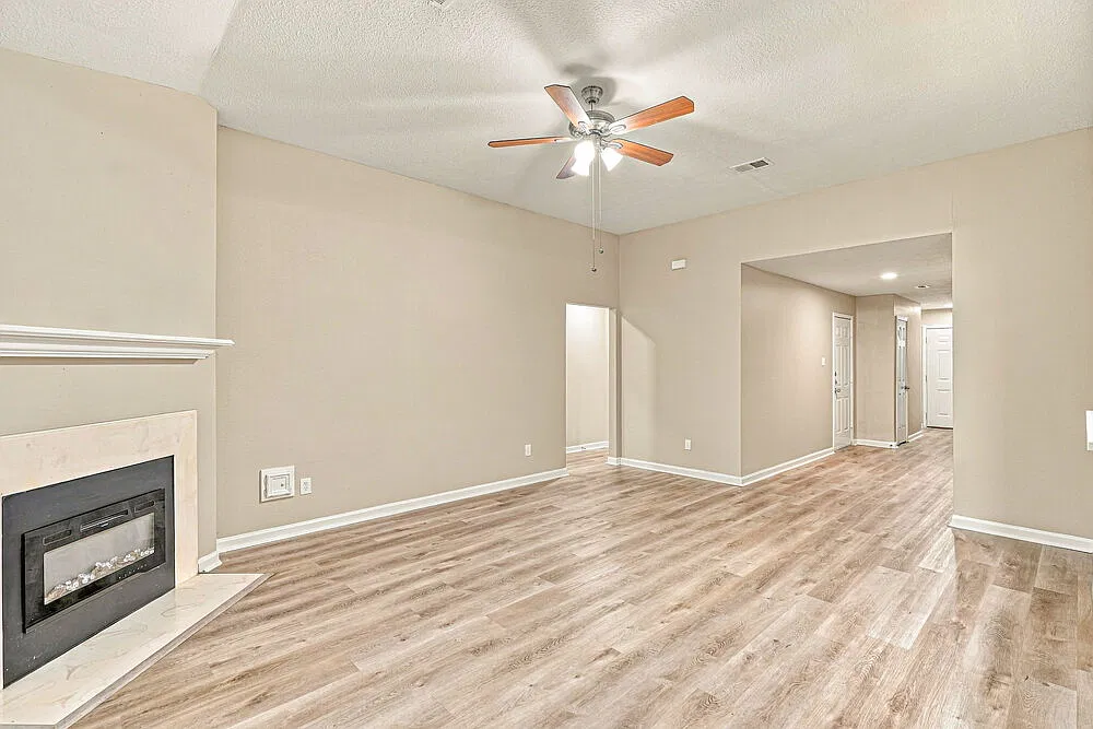 3 bed, 2.0 bath, 1576 sqft, $2,095 — Photo 4