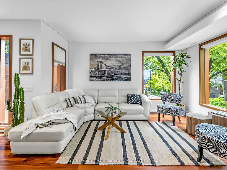 32 Regal Rd — Photo 8