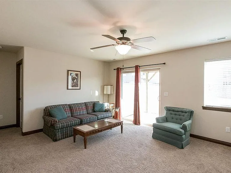 150 N Park Ridge Rd — Photo 9