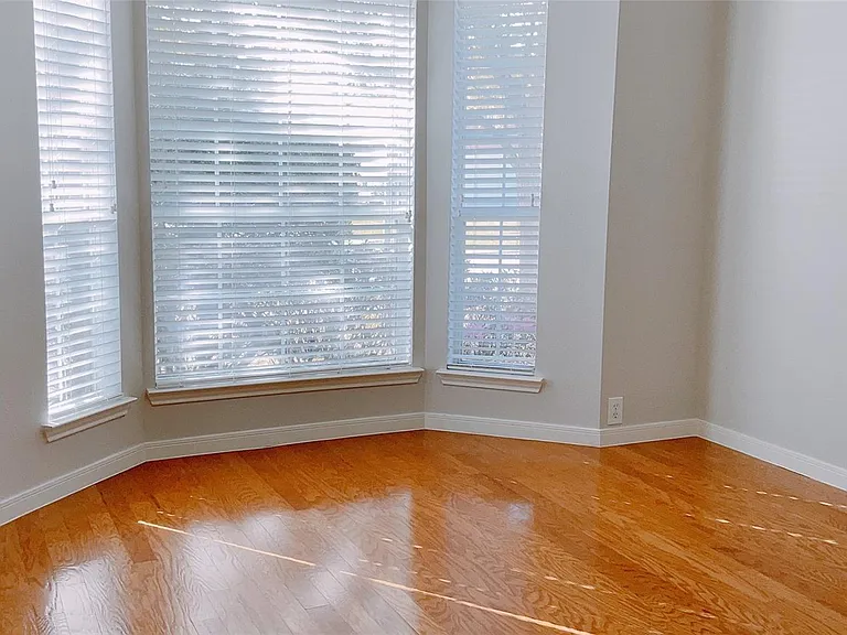 2910 Sandleigh Dr — Photo 20