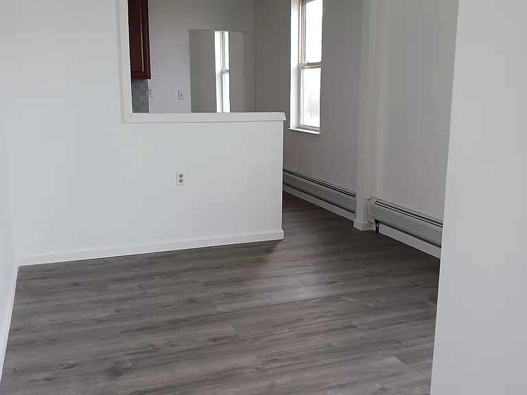 32 Bay Ave #4 — Photo 3