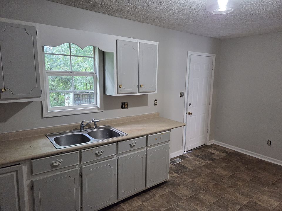 2nd image of 1112 Earl St