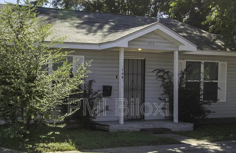 3 bed, 1.0 bath, 990 sqft, $1,400 — Photo 3