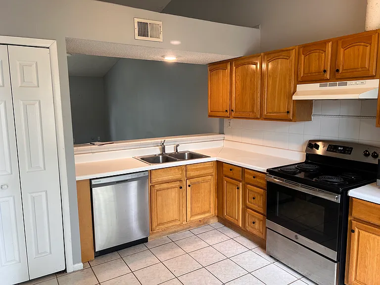 627 Aquatic Dr — Photo 5