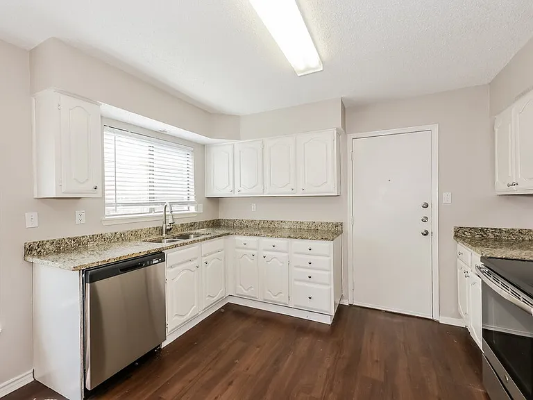 423 Barton Dr — Photo 9
