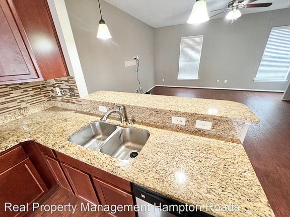 4th image of 257 Carnelian St