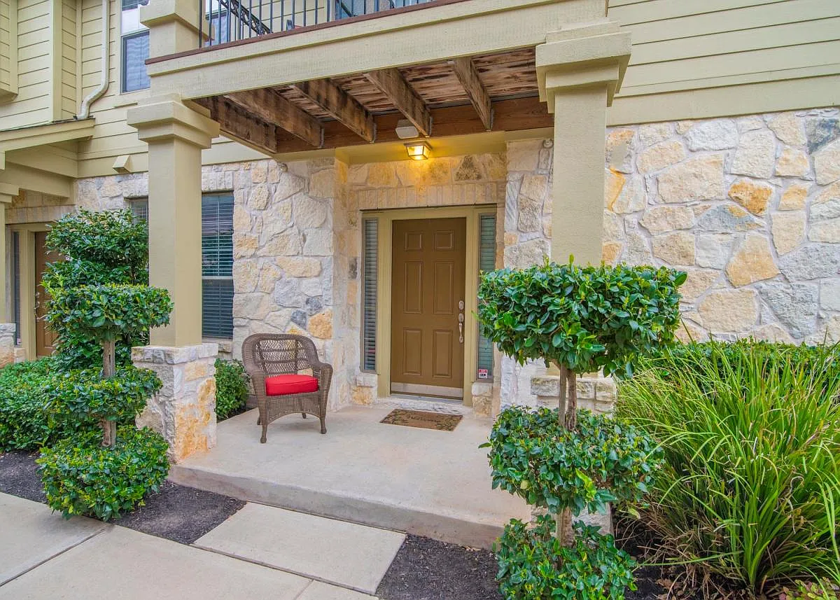 1 bed, 1090 sqft, $1,800 — Photo 2
