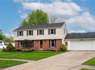17 Fox Chapel Ct, Williamsville, NY 14221