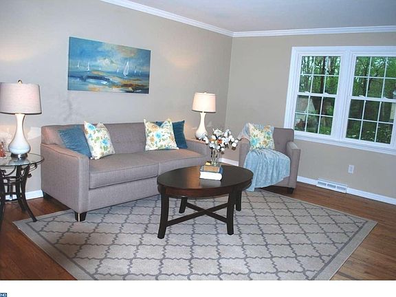 3rd image of 407 Arbour Dr