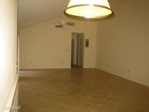 5th image of 1211 Summit Place Cir APT A