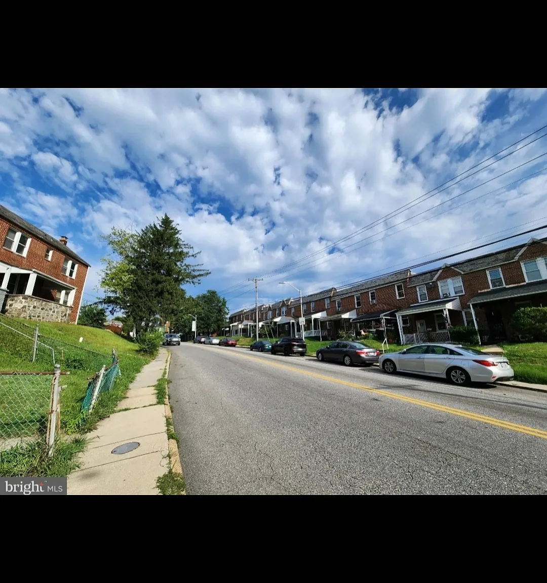 2521 W Cold Spring Ln — Photo 2