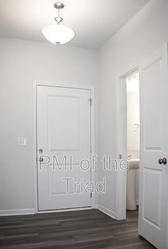 3 bed, 2.5 bath, 1558 sqft, $2,000 — Photo 2